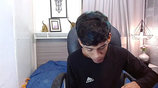 Snapshot of RyanKing19 chatting on October 24, 4:36 am RyanKing19 online show from October 24, 4:36 am