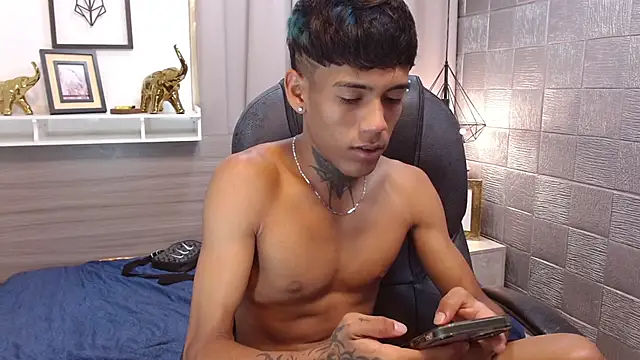 Snapshot of RyanKing19 chatting on October 5, 9:02 am RyanKing19 online show from October 5, 9:02 am