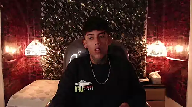 Snapshot of RyanKing19 chatting on March 7, 5:40 am RyanKing19 online show from March 7, 5:40 am