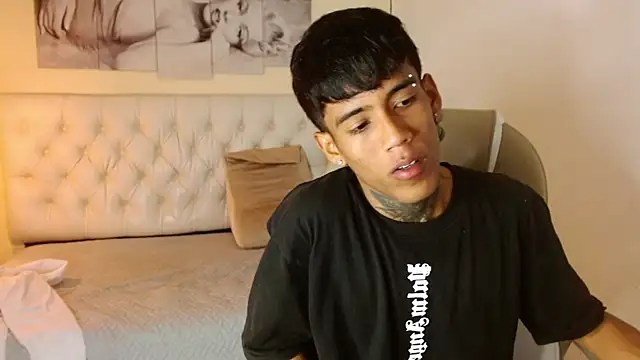 Snapshot of RyanKing19 chatting on February 20, 12:47 pm RyanKing19 online show from February 20, 12:47 pm