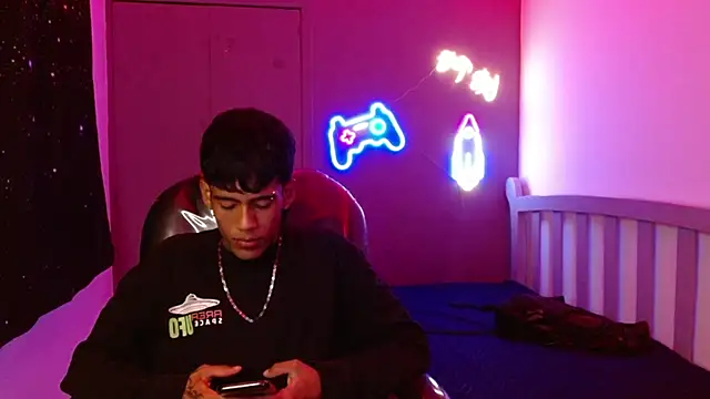 Snapshot of RyanKing19 chatting on February 23, 12:54 pm RyanKing19 online show from February 23, 12:54 pm