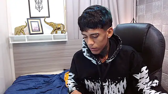 Snapshot of RyanKing19 chatting on October 7, 10:52 am RyanKing19 online show from October 7, 10:52 am