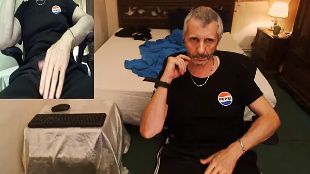 Snapshot of maxdaddy690 chatting on September 16, 9:04 pm maxdaddy690 online show from September 16, 9:04 pm