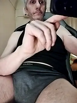 Snapshot of maxdaddy690 chatting on March 15, 12:03 am maxdaddy690 online show from March 15, 12:03 am