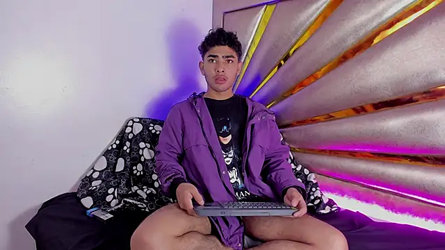 Snapshot of LucasCarterr_ chatting on March 17, 9:24 pm LucasCarterr  online show from March 17, 9:24 pm