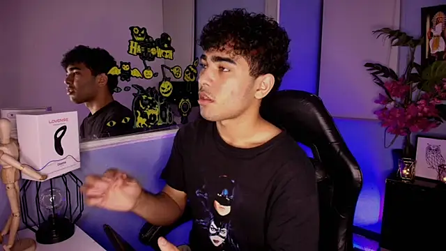 Snapshot of LucasCarterr_ chatting on October 17, 12:47 am LucasCarterr  online show from October 17, 12:47 am