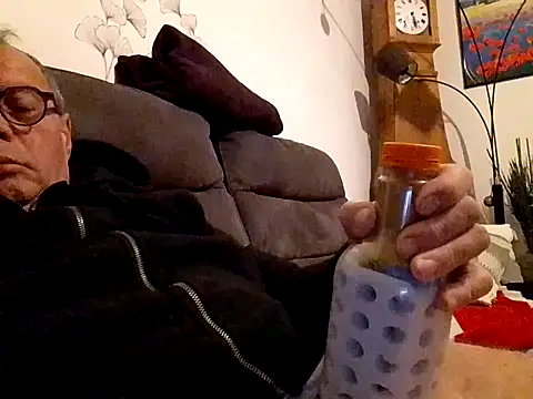 Snapshot of Vince072 chatting on October 13, 5:13 am Vince072 online show from October 13, 5:13 am