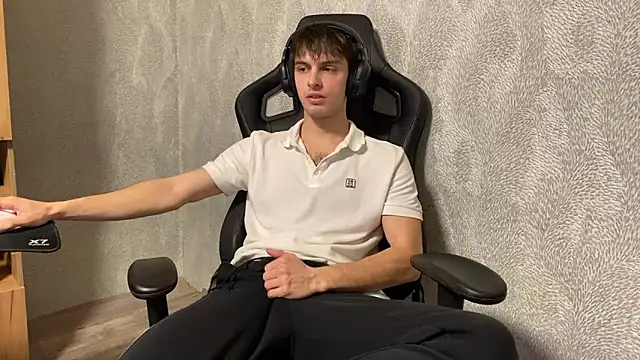 Snapshot of elliot_scott chatting on October 11, 2:37 am elliot scott online show from October 11, 2:37 am