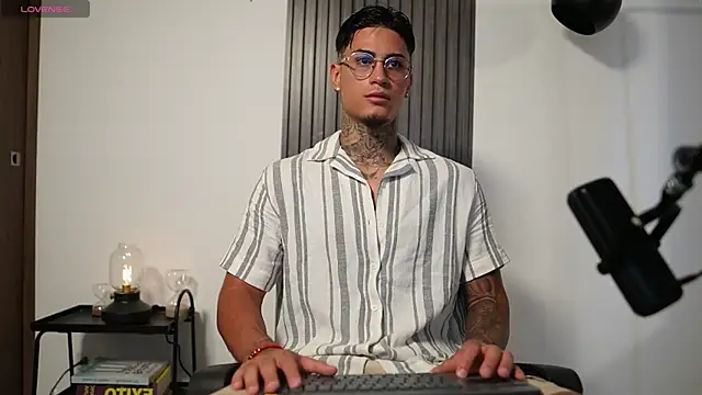 Snapshot of AxelVilla_ chatting on October 24, 8:10 pm AxelVilla  online show from October 24, 8:10 pm