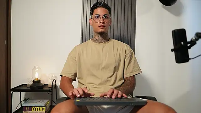 Snapshot of AxelVilla_ chatting on October 20, 8:57 pm AxelVilla  online show from October 20, 8:57 pm