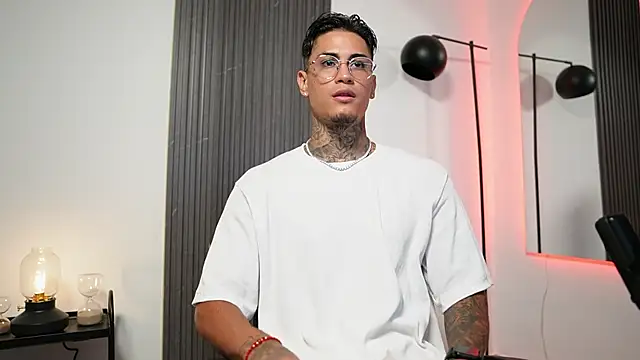 Snapshot of AxelVilla_ chatting on September 8, 8:19 pm AxelVilla  online show from September 8, 8:19 pm