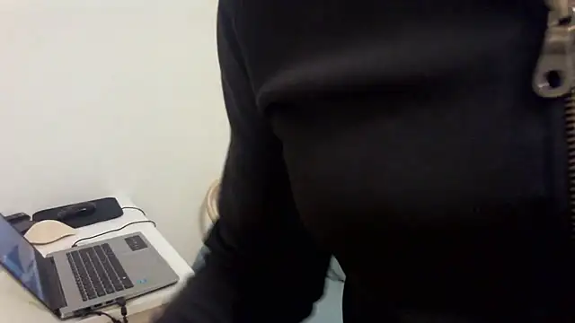 Snapshot of Swegay12-Exhi chatting on October 28, 4:09 pm Swegay12-Exhi online show from October 28, 4:09 pm