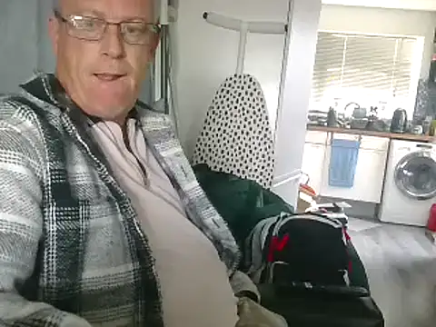 Snapshot of hefin18 chatting on February 2, 2:13 pm hefin18 online show from February 2, 2:13 pm