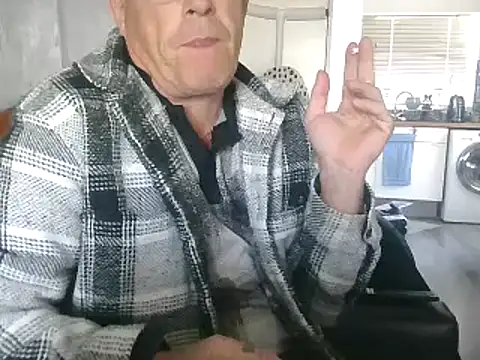 Snapshot of hefin18 chatting on January 31, 1:56 pm hefin18 online show from January 31, 1:56 pm