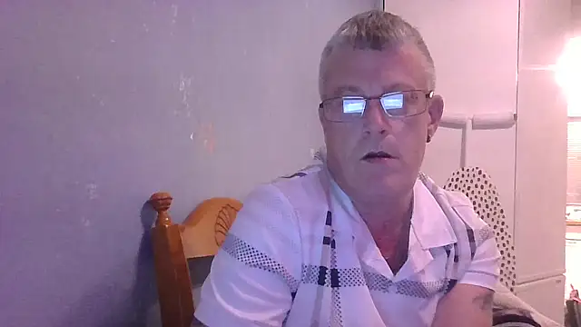 Snapshot of hefin18 chatting on March 5, 7:28 pm hefin18 online show from March 5, 7:28 pm