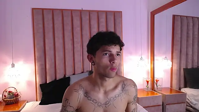 Snapshot of Enzo_Hunter chatting on October 19, 4:39 am Enzo Hunter online show from October 19, 4:39 am