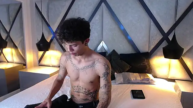 Snapshot of Enzo_Hunter chatting on October 28, 3:53 am Enzo Hunter online show from October 28, 3:53 am