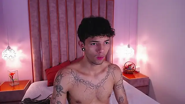 Snapshot of Enzo_Hunter chatting on October 15, 3:58 am Enzo Hunter online show from October 15, 3:58 am