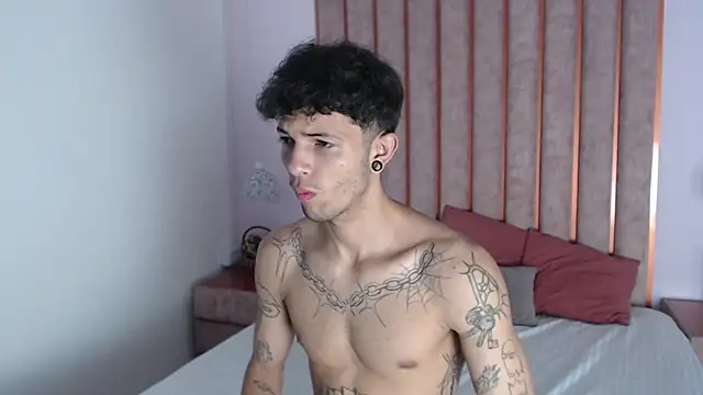 Snapshot of Enzo_Hunter chatting on October 4, 3:55 am Enzo Hunter online show from October 4, 3:55 am