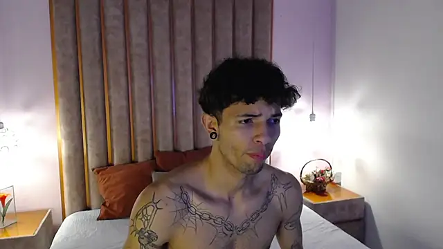 Snapshot of Enzo_Hunter chatting on October 14, 3:46 am Enzo Hunter online show from October 14, 3:46 am