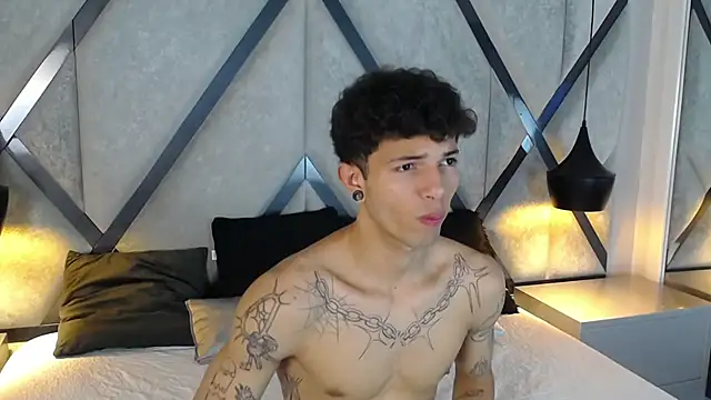 Snapshot of Enzo_Hunter chatting on October 16, 4:09 am Enzo Hunter online show from October 16, 4:09 am