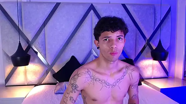 Snapshot of Enzo_Hunter chatting on October 18, 4:28 am Enzo Hunter online show from October 18, 4:28 am