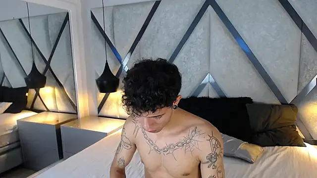 Snapshot of Enzo_Hunter chatting on October 17, 4:16 am Enzo Hunter online show from October 17, 4:16 am