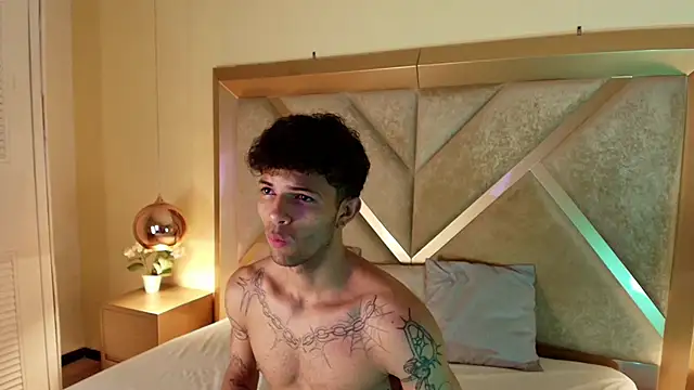 Snapshot of Enzo_Hunter chatting on October 10, 4:39 am Enzo Hunter online show from October 10, 4:39 am