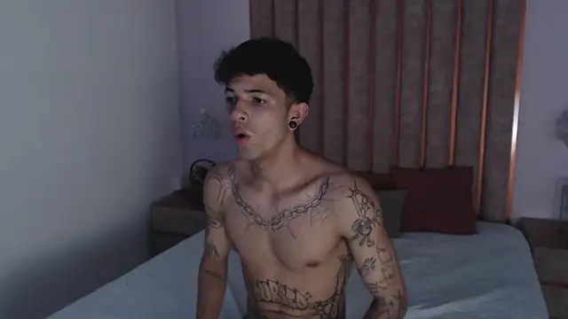 Snapshot of Enzo_Hunter chatting on October 7, 2:04 am Enzo Hunter online show from October 7, 2:04 am