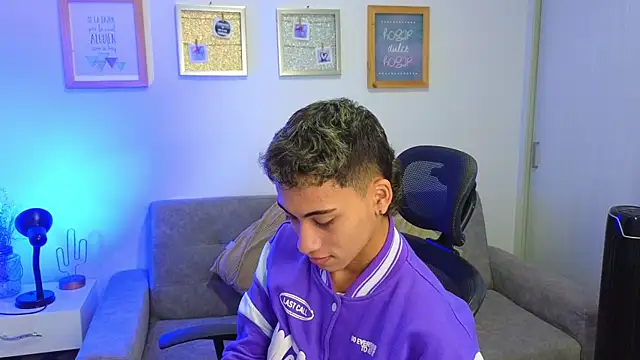 yulian vasquez online show from November 29, 1:02 pm