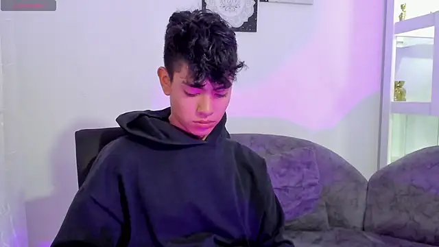 LoganTwink18 online show from September 9, 1:43 pm