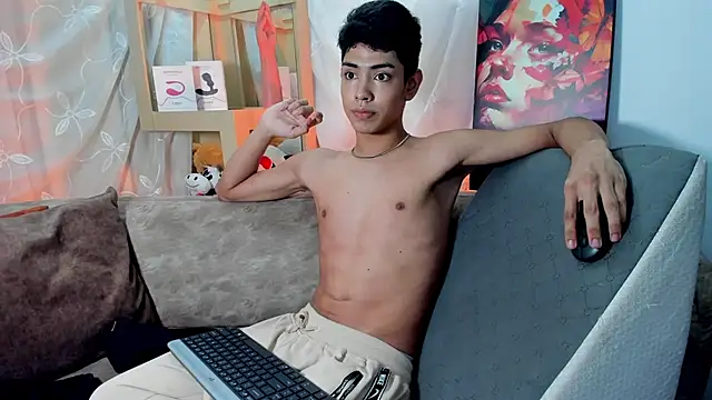 LoganTwink18 online show from April 8, 2:26 pm