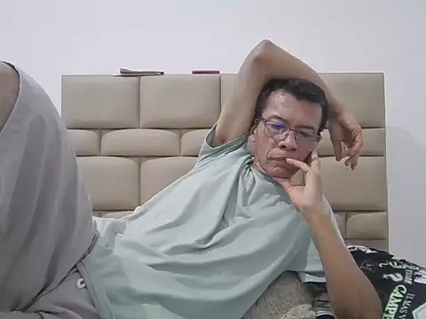 skinnylatino51 online show from December 15, 3:14 am