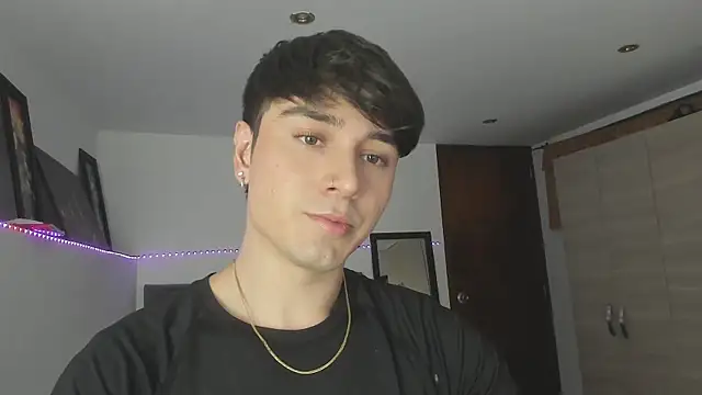 Snapshot of stevve_14 chatting on October 31, 2:35 am stevve 14 online show from October 31, 2:35 am