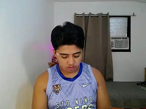 Hugecock2hundle intown online show from November 24, 1:23 pm