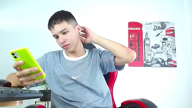 Snapshot of Cumandres18 chatting on September 26, 2:37 pm Cumandres18 online show from September 26, 2:37 pm