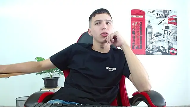 Snapshot of Cumandres18 chatting on October 6, 2:11 pm Cumandres18 online show from October 6, 2:11 pm