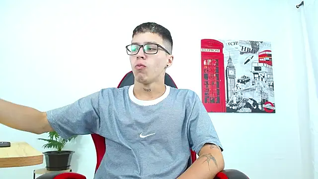 Snapshot of Cumandres18 chatting on September 17, 1:56 pm Cumandres18 online show from September 17, 1:56 pm