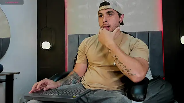 Snapshot of Liam_walk_ chatting on October 2, 8:02 pm Liam walk  online show from October 2, 8:02 pm