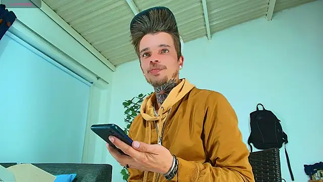 Snapshot of Gold_Loyal77 chatting on September 26, 9:18 am Gold Loyal77 online show from September 26, 9:18 am