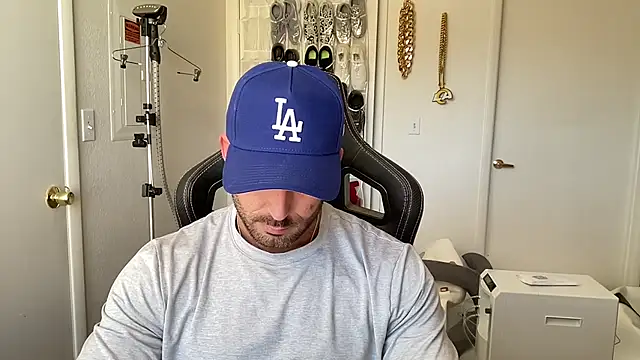 brettmycles28 online show from July 1, 9:59 pm