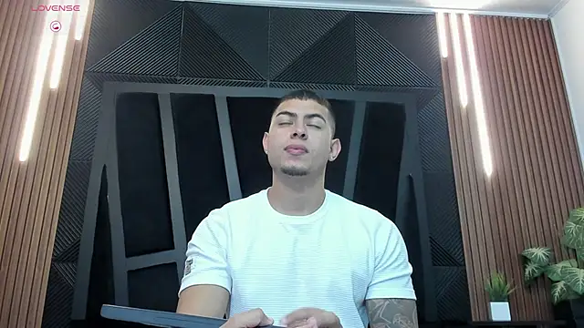 Snapshot of marco_garciia_ chatting on September 24, 11:25 pm marco garciia  online show from September 24, 11:25 pm