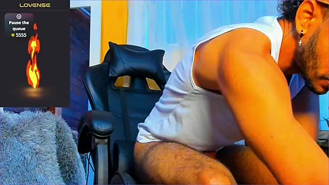 Snapshot of Alex_bigcock11_ chatting on October 16, 11:18 am Alex bigcock11  online show from October 16, 11:18 am