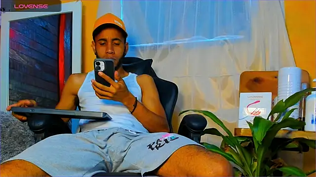 Snapshot of Alex_bigcock11_ chatting on October 21, 1:47 pm Alex bigcock11  online show from October 21, 1:47 pm