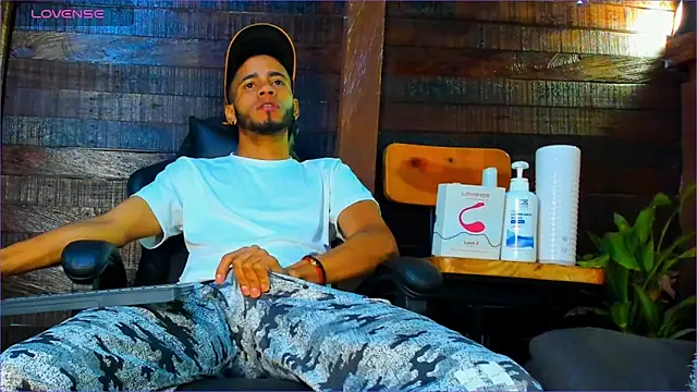 Snapshot of Alex_bigcock11_ chatting on October 29, 11:46 am Alex bigcock11  online show from October 29, 11:46 am