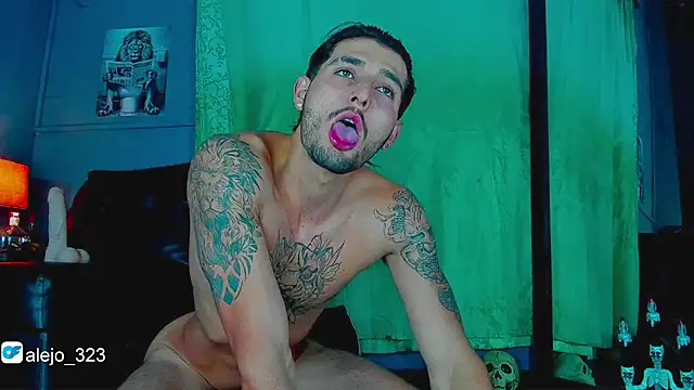 Snapshot of alejo__323__ chatting on October 28, 3:20 am alejo  323   online show from October 28, 3:20 am