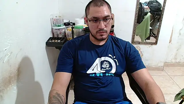 Snapshot of Leonino231 chatting on October 4, 1:10 am Leonino231 online show from October 4, 1:10 am