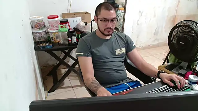 Snapshot of Leonino231 chatting on October 9, 10:25 pm Leonino231 online show from October 9, 10:25 pm