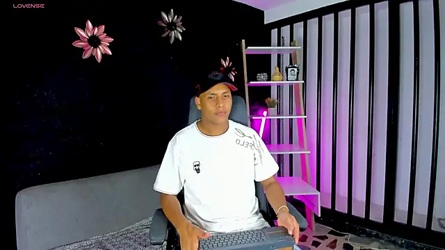 Snapshot of IsaacBlack_ chatting on October 16, 5:04 am IsaacBlack  online show from October 16, 5:04 am