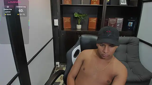 Snapshot of IsaacBlack_ chatting on October 19, 5:34 am IsaacBlack  online show from October 19, 5:34 am